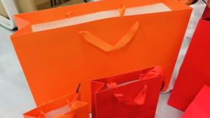 ZOEY ถุงหูหิ้ว ถุงกระดาษสีเเดง กระดาษหนา260เเกรม  ใส่ของชำร่วย บรรจุภัณฑ์ พร้อมส่งในไทย