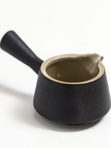 Japanese Style Black Ceramics Zen Side Handle Public Cup Heat Resistant Tea Server Ceramic Tea Ocean Public Cup Pouring Tea Device