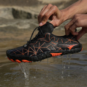 รองเท้าน้ํา Barefoot รุ่นกว้างคุณภาพสูงรองเท้าฝึกซ้อมว่ายน้ําข้ามกีฬารองเท้ากลางแจ้งแห้งเร็วพร้อมการระบายน้ํา