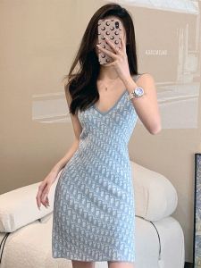 ชุดเดรสผ้าไหมน้ำแข็งถักฤดูใบไม้ผลิและฤดูร้อนสำหรับผู้หญิง เอวสูง กระโปรงสั้น กระโปรงทรงเอ แขนกุด กระโปรงสั้น กระโปรงสั้น