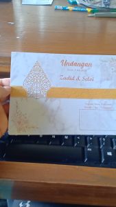 (50 pcs) Undangan Pernikahan Mewah Elegan Bahan Artkarton 230 Tebal Glowsy Model Wayang MQ 073