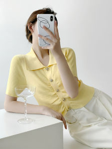 เสื้อยืดคอโปโลแขนสั้นผ้าไหมน้ำแข็งสไตล์ฝรั่งเศสสำหรับผู้หญิงในช่วงฤดูร้อน สีเหลืองเป็ด เสื้อคาร์ดิแกนเปิดยาวปานกลาง เสื้อผ้าทำงานแบบสวม