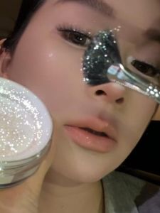 Shimmer Highlight Powder for Neck and Collarbone