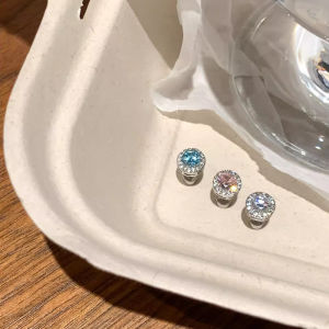 ต่างหูเพชรทรงกลมประดับไททาเนียม เครื่องประดับแฟชั่นระดับไฮเอนด์ แสงสะท้อนสุดแวววาว เครื่องประดับแฟชั่นใหม่