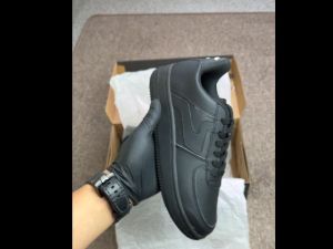 Sepatu sneakers pria dan wanita low triple blackpremiumsepatu hitam polossekolahkerjacasual