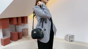 2025 รุ่นใหม่ล่าสุด mini Crossbodyไหล่เดี่ยวกระเป๋าสุภาพสตรี มีสไตล์ รูปแบบเพชรสามชั้นรอบกระเป๋าผู้หญิง ทันสมัย กระเป๋าถือ คุณภาพ PUหนัง