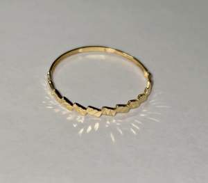 PAWNABLE 18K Gold Lightweight Dainty Dia Cut Zigzag Ring ✨