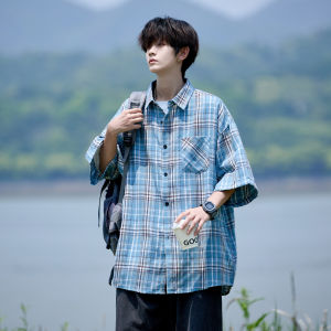 เสื้อเชิ้ตแขนสั้นลายสก็อตผู้ชาย ทรงหลวม ผ้าโพลีเอสเตอร์ผสมคอตตอน ระบายอากาศได้ดี สไตล์ลำลอง ฤดูร้อน 2025 เสื้อเชิ้ตแขนสั้นแฟชั่นใหม่