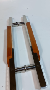 gagang tarikan pegangan handle pintu rumah minimalis model baut tembus 20x20 gravir kayu natural pilihan panjang 33cm 45cm dan 60cm bahan stainless dan kayu untuk pintu depan dan kamar set body kunci