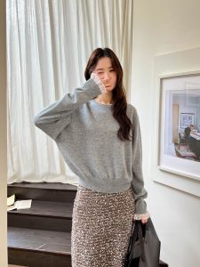 เสื้อสเวตเตอร์ถักสีแดงหลวมๆ แขนลูกไม้ ดีไซน์ใหม่ฤดูหนาวปี 2024 เสื้อสเวตเตอร์ถักคอตตอนสไตล์เกาหลีสำหรับงานปาร์ตี้