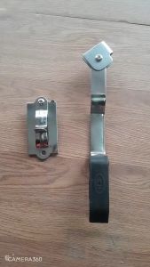 Bộ tay khoá/tay gạt có tay cầm cao su và đỡ bằng inox