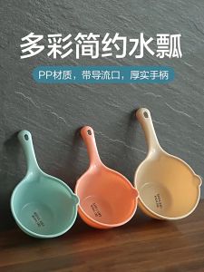 Can be wholesale Thickened water ladle long handle plastic water spoon kitchen water scoop baby baby children bath bath shampoo cup shampoo cup