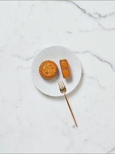 Hong Kong Maxims Double Yellow and White Lotus Paste Mooncake 740g Iron Box 4 Hong Kong-style Mid-Autumn Mooncake Units Festival Gifts