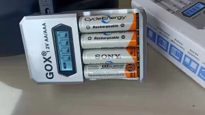 Sony charger baterai Pengisian cepat 1.2V AA/AAA Ni-MH Baterai Isi Ulang Layar LCD 4-Slot Pengisi Daya Baterai Cerdas