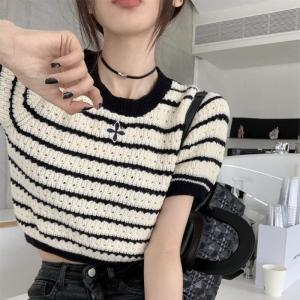 เสื้อยืดแขนสั้นลายทางสไตล์เกาหลีสำหรับผู้หญิงในช่วงฤดูร้อนปี 2024 เสื้อแขนพองทรงหลวมคอตั้งแขนสั้นลายดอกไม้