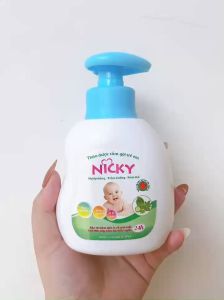 Thảo dược tắm gội trẻ em Nicky Mướp đắng Trầu không và Rau má 300ml