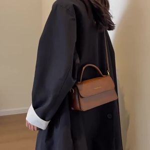 กระเป๋าวินเทจขนาดเล็กสำหรับผู้หญิง 2024 แฟชั่นใหม่ฤดูใบไม้ร่วงและฤดูหนาวกระเป๋าสะพายไหล่ข้างหนึ่ง