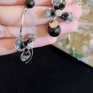 Bông tai bất đối xứng hình hoa đính đá tông màu đen cực sang trọng và huyền bí