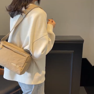 EchoBliss  กระเป๋าสะพายข้างใหม่ปี  กันน้ำเบาะตัว ซองหลายช่อง สไตล์เมืองเรียบง่าย ใช้ในชีวิตประจำวัน