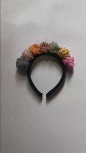 Bando Pom-pom Warna-warni Lucu & Terjangkau\\n\\n Apa itu Bando Pom-pom Warna-warni?\\n\\nBando pom-pom warna-warni adalah aksesoris fashion anak yang unik dan menarik. Terdiri dari 7 warna berbeda, bando ini memberikan sentuhan ceria pada penampilan anak-anak. Model Korea yang digunakan dalam bando pom-pom ini menjadikannya pilihan populer di kalangan orang tua dan anak-anak.\\n\\n Model Bando Pom-pom Warna-warni\\n\\nBando pom-pom warna-warni tersedia dalam berbagai model yang menarik dan sesuai dengan tren fashion anak-anak saat ini. Dengan bando keriting 7 warna, anak-anak dapat mengekspresikan kepribadian mereka dengan cara yang unik dan lucu.\\n\\n Manfaat Bando Pom-pom Warna-warni\\n\\nBando pom-pom warna-warni memiliki banyak manfaat bagi anak-anak, termasuk:\\n\\n- Meningkatkan percaya diri anak dalam penampilan mereka.\\n- Memberikan sentuhan ceria pada penampilan anak-anak.\\n- Mengembangkan kreativitas dan imajinasi anak-anak.\\n\\n Mengapa Memilih Bando Pom-pom Warna-warni?\\n\\nAda beberapa alasan mengapa orang tua harus mempertimbangkan bando pom-pom warna-warni sebagai aksesoris fashion anak:\\n\\n Bando Pom-pom Warna-warni Terjangkau\\n\\nDengan harga yang terjangkau, bando pom-pom warna-warni adalah pilihan yang baik untuk orang tua yang mencari aksesoris fashion anak yang murah dan berkualitas.\\n\\n Bando Pom-pom Warna-warni Sesuai Untuk Anak\\n\\nBando pom-pom warna-warni dirancang khusus untuk anak-anak, sehingga cocok untuk segala usia dan ukuran kepala. Desainnya yang lucu dan menarik membuatnya mudah digunakan oleh anak-anak.\\n\\n Bagaimana Memilih Bando Pom-pom Warna-warni yang Tepat?\\n\\nAda beberapa hal yang perlu dipertimbangkan ketika memilih bando pom-pom warna-warni yang tepat untuk anak-anak:\\n\\n Perhatikan Kualitas Bando Pom-pom Warna-warni\\n\\nPenting untuk memastikan bahwa bando pom-pom warna-warni yang dipilih berkualitas tinggi dan aman untuk anak-anak. Pastikan bando tersebut terbuat dari bahan yang aman dan tahan lama.\\n\\n Pilih Bando Pom-pom Warna-warni Sesuai Model Korea\\n\\nModel Korea yang digunakan dalam bando pom-pom warna-warni membuatnya menjadi pilihan populer di kalangan anak-anak. Pastikan untuk memilih bando yang sesuai dengan model Korea terkini.\\n\\n Cara Menggunakan Bando Pom-pom Warna-warni\\n\\nBerikut adalah beberapa tips untuk menggunakan bando pom-pom warna-warni dengan fashion anak:\\n\\n Tips Menggunakan Bando Pom-pom Warna-warni dengan Fashion Anak\\n\\n- Cocokkan bando pom-pom warna-warni dengan pakaian anak yang sesuai.\\n- Gunakan bando pom-pom warna-warni sebagai sentuhan akhir pada penampilan anak-anak.\\n\\n Ide Aksesoris Fashion Anak dengan Bando Pom-pom Warna-warni\\n\\n- Gabungkan bando pom-pom warna-warni dengan aksesoris lain seperti gelang atau kalung.\\n- Gunakan bando pom-pom warna-warni sebagai aksesoris unik untuk acara khusus seperti ulang tahun atau pesta.\"