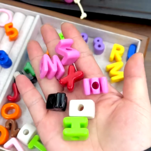 [Wholesale] ManilaGo 500g Chunky Letter Beads Acrylic Large Hole Letter Beads for Charm Keychain Bracelet Making