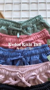 Celana Kulot Wanita Knit Premium Hornets Pants Tali Serut Celana Panjang Wanita\\n\\n Apa Itu Celana Kulot Wanita Knit Premium?\\n\\nCelana kulot wanita knit premium adalah celana panjang yang memiliki desain unik dan tali serut. Celana ini terbuat dari bahan knit premium yang memberikan kenyamanan dan kekuatan pada celana. Celana kulot wanita knit premium memiliki berbagai fitur utama dan kelebihan yang menjadikannya pilihan tepat untuk berbagai kegiatan.\\n\\n Fitur Utama dari Celana Kulot Wanita Knit Premium\\n\\nBerikut adalah beberapa fitur utama dari celana kulot wanita knit premium:\\n\\n- Bahan knit premium yang nyaman dan kuat\\n- Desain unik yang menarik perhatian\\n- Tali serut yang dapat disesuaikan dengan ukuran pinggang\\n- Celana panjang yang cocok untuk berbagai acara dan kegiatan\\n\\n Kelebihan Celana Kulot Wanita Knit Premium\\n\\nCelana kulot wanita knit premium memiliki beberapa kelebihan yang menjadikannya pilihan tepat untuk berbagai kegiatan:\\n\\n- Bahan yang nyaman dan kuat membuat celana ini tahan lama\\n- Desain unik membuat celana ini menarik perhatian dan menjadi pilihan tepat untuk penampilan yang modis\\n- Tali serut yang dapat disesuaikan membuat celana ini cocok untuk berbagai ukuran pinggang\\n- Celana panjang yang cocok untuk berbagai acara dan kegiatan, baik outdoor maupun formal\\n\\n Celana Kulot Wanita Knit Premium untuk Kegiatan Outdoor\\n\\nCelana kulot wanita knit premium juga cocok digunakan untuk kegiatan outdoor. Berikut adalah beberapa pilihan celana yang cocok untuk outdoor:\\n\\n Celana Panjang Wanita Tali Serut untuk Outdoor\\n\\nCelana panjang wanita tali serut untuk outdoor adalah pilihan tepat untuk kegiatan outdoor seperti hiking atau camping. Celana ini memiliki desain unik dan tali serut yang dapat disesuaikan dengan ukuran pinggang, membuatnya cocok untuk berbagai ukuran pinggang.\\n\\n Celana Kulot Desain Unik untuk Outdoor\\n\\nCelana kulot desain unik untuk outdoor adalah pilihan tepat untuk kegiatan outdoor yang membutuhkan penampilan modis. Celana ini memiliki desain unik yang menarik perhatian dan cocok untuk berbagai acara outdoor.\\n\\n Celana Kulot Wanita Knit Premium untuk Acara Formal\\n\\nCelana kulot wanita knit premium juga cocok digunakan untuk acara formal. Berikut adalah beberapa pilihan celana yang cocok untuk acara formal:\\n\\n Celana Panjang Wanita Tali Serut untuk Acara Formal\\n\\nCelana panjang wanita tali serut untuk acara formal adalah pilihan tepat untuk acara formal seperti pesta atau acara resmi. Celana ini memiliki desain unik dan tali serut yang dapat disesuaikan dengan ukuran pinggang, membuatnya cocok untuk berbagai ukuran pinggang.\\n\\n Celana Kulot Desain Unik untuk Acara Formal\\n\\nCelana kulot desain unik untuk acara formal adalah pilihan tepat untuk acara formal yang membutuhkan penampilan modis. Celana ini memiliki desain unik yang menarik perhatian dan cocok untuk berbagai acara formal.\\n\\n Bagaimana Memilih Celana Kulot Wanita Knit Premium yang Tepat?\\n\\nBerikut adalah beberapa tips untuk memilih celana kulot wanita knit premium yang tepat:\\n\\n- Pilih celana dengan bahan knit premium yang nyaman dan kuat\\n- Pilih celana dengan desain unik yang menarik perhatian\\n- Pilih celana dengan tali serut yang dapat disesuaikan dengan ukuran pinggang\\n- Pilih celana panjang yang cocok untuk berbagai acara dan kegiatan, baik outdoor maupun formal\n}