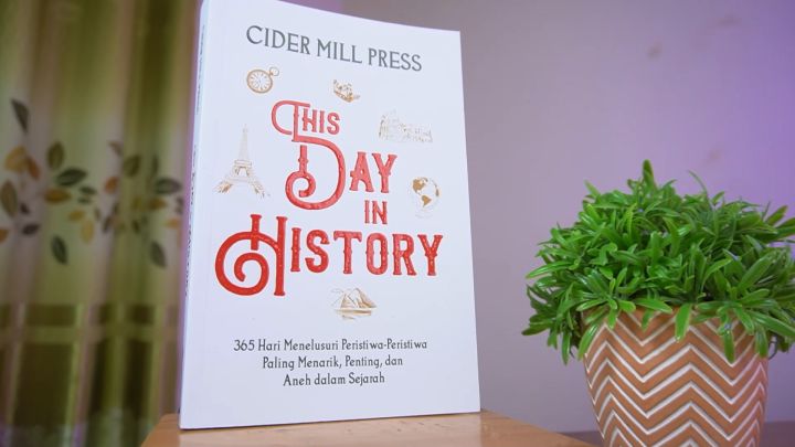 Buku Sejarah / This Day in History : 365 Hari Menelusuri Peristiwa Sejarah Paling Menarik Penting dan Aneh