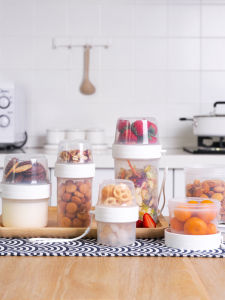 ถ้วยแยกใส่โยเกิร์ตอัลมอนด์ กล่องเก็บอาหารแบบแยกชั้น เครื่องปรุงรสแบบพกพา ถังเก็บของแบบแยกชั้น ถังเก็บของแบบพกพาสำหรับนักเรียน