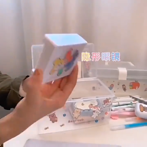 (แถมสติ๊กเกอร์🧸) กล่องใสมีหูหิ้ว กล่องใส่ของสารพัดประโยชน์ พกพาสะดวก ล็อกแน่น แข็งแรง