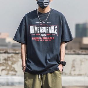 เสื้อยืดแขนสั้นผ้าฝ้ายแท้พิมพ์ลายตัวอักษรสไตล์ย้อนยุคสไตล์อเมริกันสำหรับผู้ชายในช่วงฤดูร้อน เสื้อยืดแขนสั้นแบบครึ่งตัวสำหรับนักเรียน