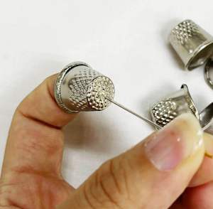 1PCS/Sewing Thimble/Finger Protector Device/Sewing/Stitching/Needlework