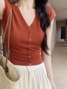 เสื้อยืดไหมน้ำแข็งทรงเข้ารูปแขนสั้นคอวีสีแดงสำหรับผู้หญิงในช่วงฤดูร้อน เสื้อคาร์ดิแกนถักแขนสั้นแบบเปิดดีไซน์เก๋ไก๋สำหรับผู้หญิง
