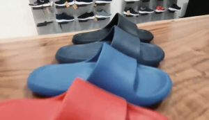 Sandal Slop Pria Dewasa Eva Slip On Ringan Stylish Nyaman Sendal Slide Cowok Indoor Outdoor Kekinian\\n\\n Apa Itu Sandal Slop Pria Dewasa?\\n\\nSandal slop pria dewasa adalah sepatu sandal yang dirancang khusus untuk pria dewasa, dengan fokus pada kenyamanan dan gaya. Sandal ini biasanya memiliki desain slip-on, yang memudahkan penggunaan dan penghapusan. Sandal slop pria dewasa umumnya terbuat dari bahan ringan seperti EVA (Ethylene-Vinyl Acetate), yang membuatnya mudah dipakai dan cocok untuk berbagai kegiatan.\\n\\n Fungsi Utama\\n\\nFungsi utama dari sandal slop pria dewasa adalah memberikan kenyamanan dan fleksibilitas saat digunakan. Dengan desain yang ringan dan mudah dipakai, sandal ini cocok untuk berbagai kegiatan, baik di dalam maupun di luar ruangan.\\n\\n Desain & Material\\n\\nSandal slop pria dewasa biasanya memiliki desain yang modern dan stylish, dengan berbagai pilihan warna dan motif. Bahan utama yang digunakan adalah EVA, yang ringan dan tahan lama. Beberapa model juga menggunakan bahan lain seperti karet atau kulit sintetis untuk memberikan daya tarik tambahan.\\n\\n Keuntungan Menggunakan Sandal Slop Pria Dewasa\\n\\n Nyaman & Ringan\\n\\nSalah satu keuntungan utama dari sandal slop pria dewasa adalah kenyamanannya. Dengan desain yang ringan dan mudah dipakai, sandal ini memudahkan pengguna untuk bergerak dengan bebas dan nyaman.\\n\\n Tahan Lama & Praktis\\n\\nSandal slop pria dewasa juga tahan lama dan praktis, karena terbuat dari bahan yang kuat dan mudah dibersihkan. Dengan perawatan yang tepat, sandal ini dapat bertahan lama dan tetap terlihat baru.\\n\\n Cara Memilih Sandal Slop Pria Dewasa Yang Tepat\\n\\n Ukuran & Fit\\n\\nSaat memilih sandal slop pria dewasa, penting untuk memperhatikan ukuran dan fit yang tepat. Pastikan sandal tersebut cukup luas untuk kaki Anda, namun tidak terlalu longgar atau terlalu ketat.\\n\\n Desain & Warna\\n\\nPilih sandal slop pria dewasa dengan desain dan warna yang sesuai dengan gaya dan preferensi Anda. Ada berbagai pilihan desain dan warna yang tersedia, mulai dari yang sederhana hingga yang lebih elegan.\\n\\n Tips Memakai Sandal Slop Pria Dewasa\\n\\n Indoor & Outdoor\\n\\nSandal slop pria dewasa cocok digunakan baik di dalam maupun di luar ruangan. Namun, pastikan untuk memilih sandal yang tepat untuk setiap situasi, misalnya dengan memilih sandal yang lebih kuat dan tahan lama untuk kegiatan outdoor.\\n\\n Penyimpanan & Perawatan\\n\\nUntuk menjaga kualitas dan tampilan sandal slop pria dewasa, pastikan untuk menyimpan dan merawatnya dengan baik. Bersihkan secara teratur dan simpan di tempat yang aman dan kering.\\n\\nSandal slop pria dewasa adalah pilihan yang tepat untuk pria dewasa yang mencari kenyamanan dan gaya dalam sepatu sandal. Dengan berbagai pilihan desain dan material, sandal ini dapat disesuaikan dengan kebutuhan dan preferensi Anda. Pastikan untuk memilih ukuran dan fit yang tepat, serta merawatnya dengan baik untuk mendapatkan hasil terbaik.\n}