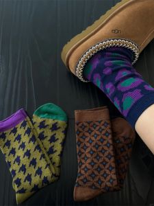 ถุงเท้าผู้หญิงสีลายกันเนื้อสองเส้นสไตล์ย้อนยุคแบบสามชั้น ถุงเท้าครึ่งแข้ง ผ้าฝ้าย ฤดูหนาว 2023 คอลเลกชันฤดูใบไม้ร่วง