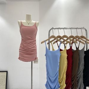 ชุดเดรสสั้นสายเดี่ยวทรงเข้ารูปสำหรับผู้หญิง ฤดูร้อน 2024 ชุดเดรสแขนกุดคอวีแบบใหม่สไตล์เกาหลี กระโปรงสั้นทรงเอ