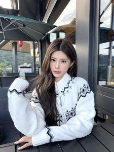 Womens Knitted Long Sleeve Zipper Cardigan Loose Fit Comfortable Style Floral Embroidery Sweater Outerwear for Autumn Winter