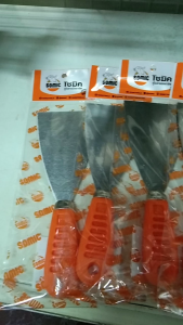 เกียงโป๊วสี SOMIC 3 นิ้ว ผลิตจากเหล็กสปริงและด้ามพลาสติกคุณภาพดี ใช้ได้นานทนทาน ไม่หักงอได้ง่าย จับได้ถนัด