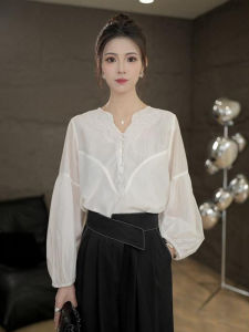 เสื้อเชิ้ตแขนยาวทรงหลวมสำหรับผู้หญิง สไตล์เรียบง่าย สีสันสดใส คอลเลกชั่นฤดูใบไม้ร่วงปี 2024 เสื้อเชิ้ตคอวีสำหรับทำงาน