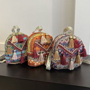 กระเป๋าเป้สะพายหลังเก๋โบโฮปักลายกระเป๋าสะพายพาดลำตัวผ้าใบชนเผ่าจีนพร้อมพู่สำหรับผู้หญิงแฟชั่น2026