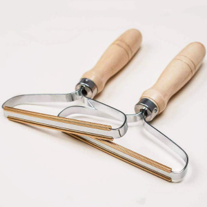 Portable Manual Lint Remover Wooden Handle Fuzz Shaver Reusable Pet Hair Cleaner for Clothes Sofa Carpet Cleaning Supplies