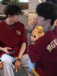 เสื้อยืดคอกลมแขนสั้นทรงหลวมสไตล์อเมริกันสำหรับผู้ชาย ผ้าฝ้ายแท้ สีแดงเข้ม แฟชั่นฤดูร้อน ทรงหลวม แขนสั้น สไตล์ฮ่องกง ย้อนยุค