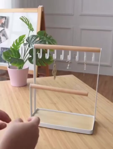 VSSUU ชั้นวางเครื่องประดับ สร้อยคอ สร้อยข้อมือ 3 ชั้น พร้อมถาดไม้ 9 ตะขอ สําหรับสร้อยคอ สร้อยข้อมือ แหวน นาฬิกา 1 ชิ้น