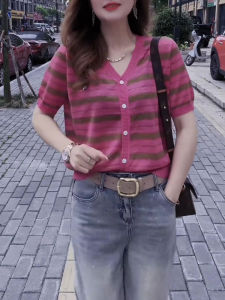 Áo Len Dệt Kim Cổ Chữ V Màu Hồng Tay Ngắn Mùa Hè Mới Cho Nữ Áo Len Cardigan Kẻ Sọc Một Nút Đơn Sang Trọng Giảm Tuổi Tác