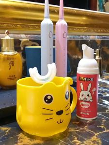 Childrens Silicone U-Shaped Manual Oral Toothbrush (1 Set of 4)