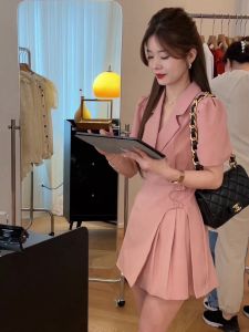 ชุดเดรสกระโปรงจีบสีชมพูสไตล์ฝรั่งเศส ชุดทำงานผู้หญิง กระโปรงสั้น ฤดูร้อน เอวสูง ทรงเอ แขนสั้น ผ้าฝ้ายผสม