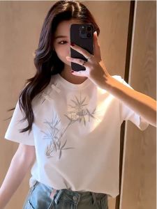 WANGGONGZHU | เสื้อยืดแขนสั้นผู้หญิงสไตล์จีนใหม่ ปักลายหรูหรา ฤดูร้อน 2025 เสื้อเชิ้ตทรงเข้ารูป คอตั้ง ปกติ