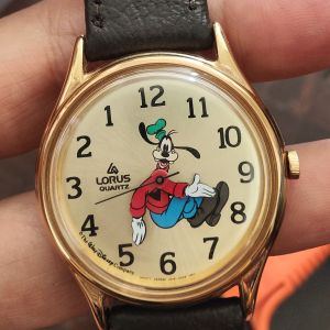 นาฬิกาญี่ปุ่น มือสอง Vintage Lorus by Seiko พร้อมกล่อง นาฬิกาการ์ตูน แขนขยับ เดินถอยหลัง ตัวเรือนสีทอง สภาพสวย สายใหม่ ระบบควอตซ์ ขนาด boy size ใส่ได้ทั้งชายหญิง เป็นอีกเรือนที่หายากมากๆ