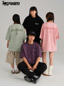 เสื้อยืดแขนสั้นผ้าหนังกลับสไตล์อเมริกัน NELY ทรงหลวม ปักตัวอักษร แฟชั่นสำหรับคู่รัก ฤดูร้อน 2025 เสื้อยืดคอกลม