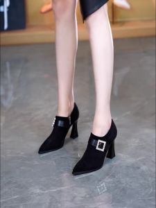 รองเท้าส้นสูงหัวแหลมแบบหัวเข็มขัดโลหะสุดเก๋ไก๋สำหรับใส่ไปทำงาน รองเท้าส้นหนาแบบสวมหัวลึก รองเท้าแฟชั่นฤดูใบไม้ผลิ 2025 รุ่นใหม่