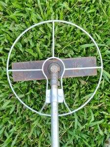 Lồng máy cắt cỏ bảo vệ gốc cây